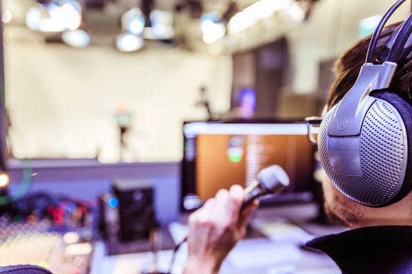 Joven Está Sentado Estudio Grabación Habla Micrófono Botones Equipos Fondo — Foto de Stock