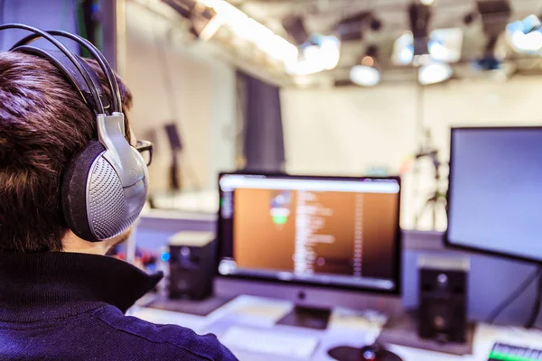 Joven Con Auriculares Está Sentado Estudio Grabación Botones Estudio Pantallas —  Fotos de Stock