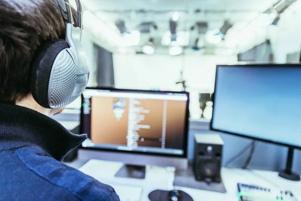 Young Man Headphones Sitting Recording Studio Buttons Studio Screens Equipment — Stock Photo, Image