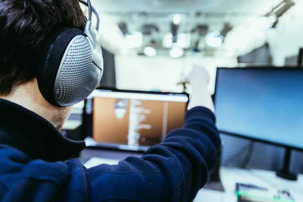 Mladý Muž Sluchátky Uších Sedí Nahrávacím Studiu Dělá Gesto Tlačítka — Stock fotografie