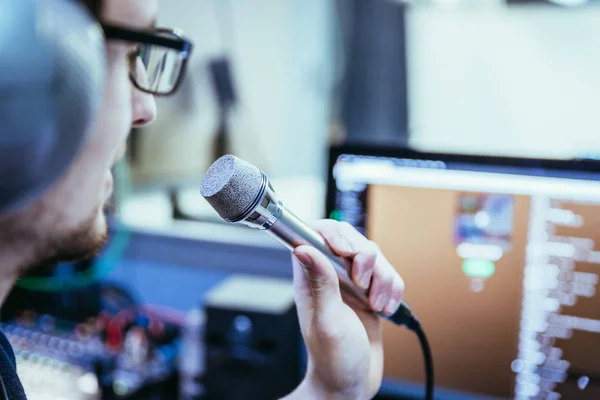 Jeune Homme Est Assis Dans Studio Enregistrement Parle Dans Microphone — Photo