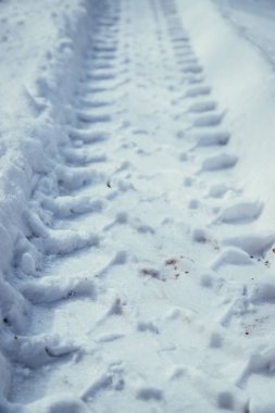 Mark taze toz karda dışarıda kışın lastik