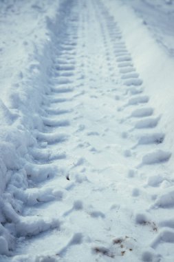 Mark taze toz karda dışarıda kışın lastik
