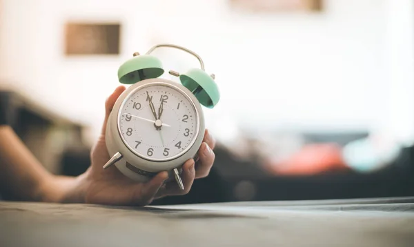 Hombre Sostiene Reloj Despertador Sol Mañana Fondo Borroso —  Fotos de Stock