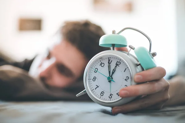 Réveil Blanc Matin Jeune Homme Dort Arrière Plan — Photo