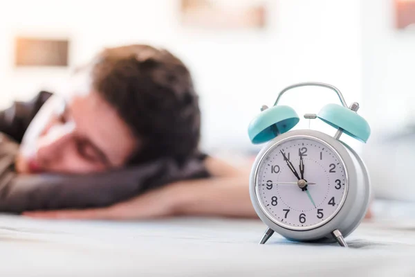Reloj Despertador Blanco Por Mañana Joven Duerme Fondo — Foto de Stock