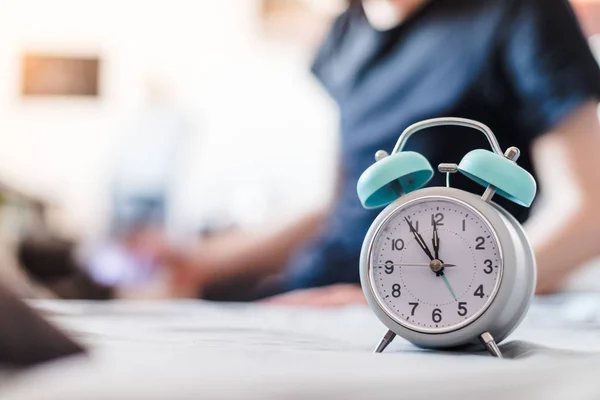 Reloj Despertador Blanco Por Mañana Joven Despierta Estira Fondo —  Fotos de Stock