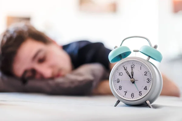 Réveil Blanc Matin Jeune Homme Dort Arrière Plan — Photo