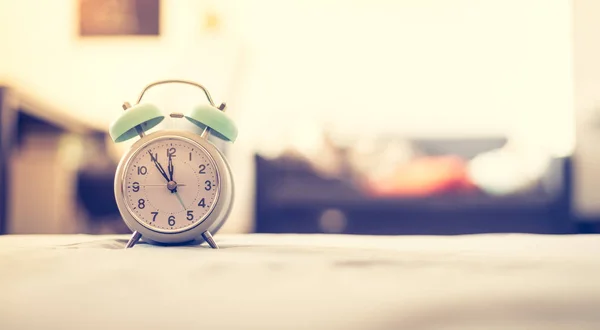 Reloj Despertador Blanco Cama Mañana Espacio Para Copiar Hora Despertar —  Fotos de Stock