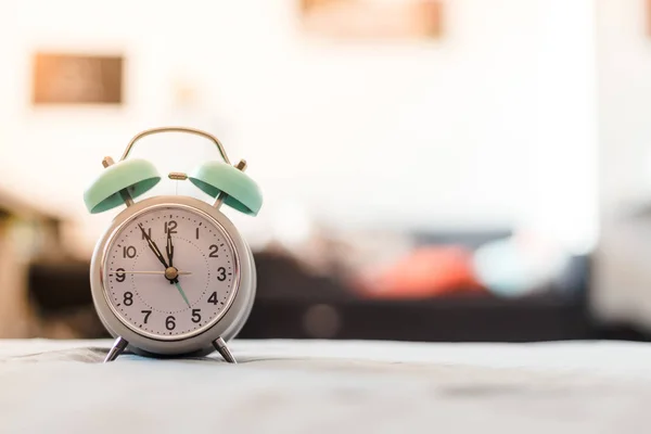 Reloj Despertador Blanco Cama Mañana Espacio Para Copiar Hora Despertar —  Fotos de Stock