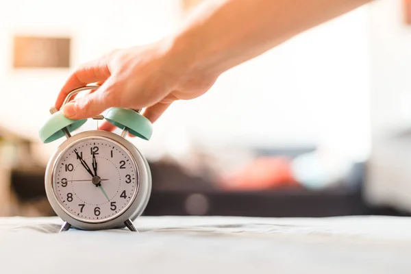 Uomo Sta Premendo Una Sveglia Sole Mattino Sfondo Sfocato — Foto Stock