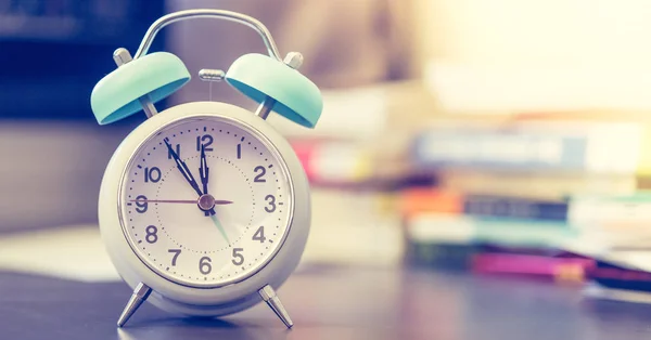 Reloj Despertador Está Pie Escritorio Gris Libros Cosas Oficina Fondo —  Fotos de Stock