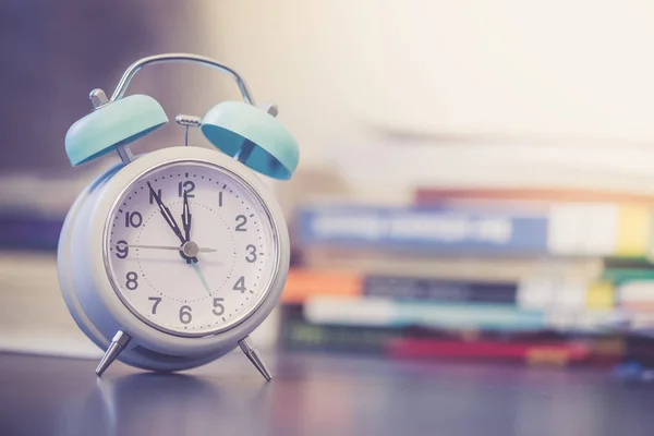 Reloj Despertador Está Pie Escritorio Gris Libros Cosas Oficina Fondo —  Fotos de Stock