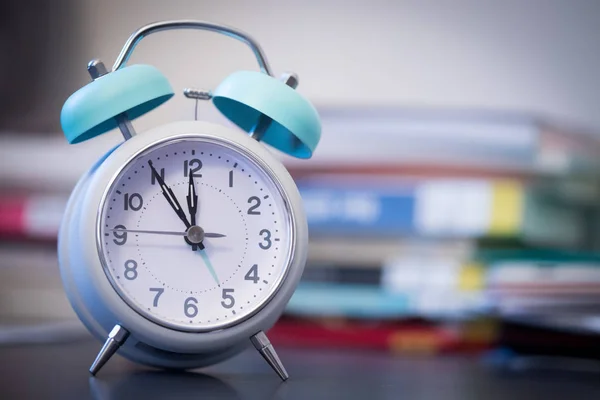 Alarm Clock Staat Een Grijs Bureau Boeken Office Stuff Onscherpe — Stockfoto