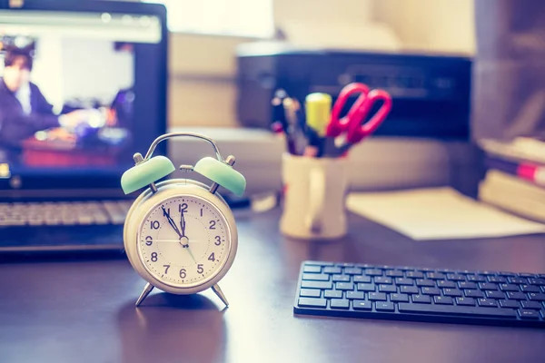 Reloj Despertador Escritorio Cosas Oficina Fondo Borroso Plazos Todos —  Fotos de Stock