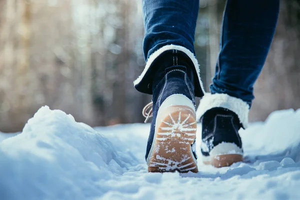 ブルー ジーンズの女の子が冬 足と靴のハイキングです — ストック写真