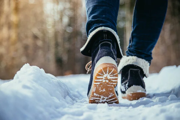 Κορίτσι Μπλε Τζιν Είναι Πεζοπορία Στο Wintertime Πόδια Και Παπούτσια — Φωτογραφία Αρχείου