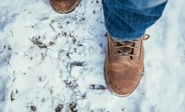 Άνθρωπος Στο Μπλε Τζιν Είναι Πεζοπορία Στο Wintertime Πόδια Και — Φωτογραφία Αρχείου