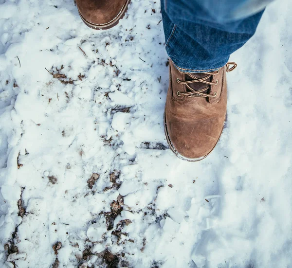 Άνθρωπος Στο Μπλε Τζιν Είναι Πεζοπορία Στο Wintertime Πόδια Και — Φωτογραφία Αρχείου