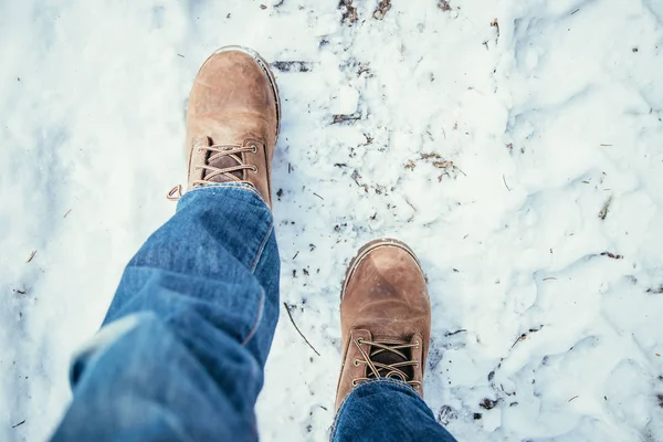 Чоловік Блакитних Джинсах Ходить Взимку Ноги Взуття — стокове фото