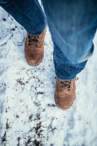 Homem Jeans Azul Está Caminhando Inverno Pernas Sapatos — Fotografia de Stock