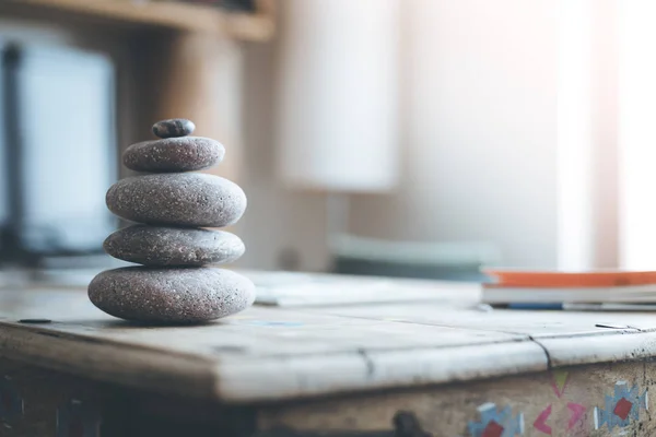 Feng Shui Steinhöhlen Vordergrund Verschwommenes Wohnzimmer Hintergrund Balance Und Entspannung — Stockfoto