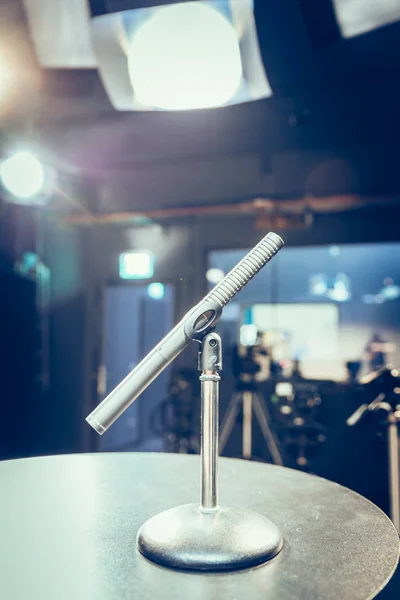 Mikrofon Logam Studio Lampu Studio Latar Belakang Yang Kabur — Stok Foto