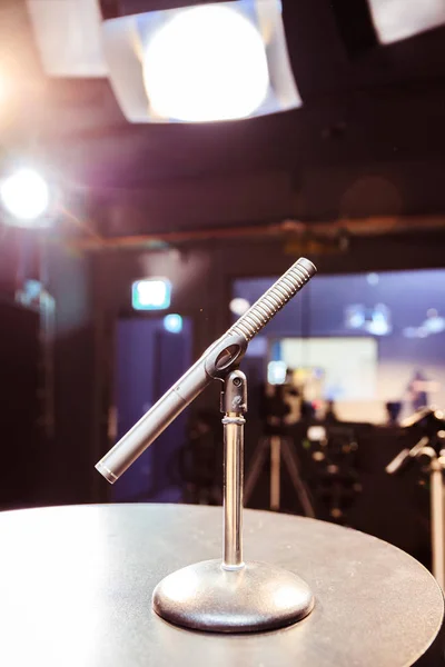 Microphone Métal Dans Studio Lumières Studio Arrière Plan Flou — Photo