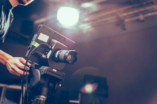 Mannelijke Cameraman Functioneert Een Filmcamera Een Televisiestudio — Stockfoto