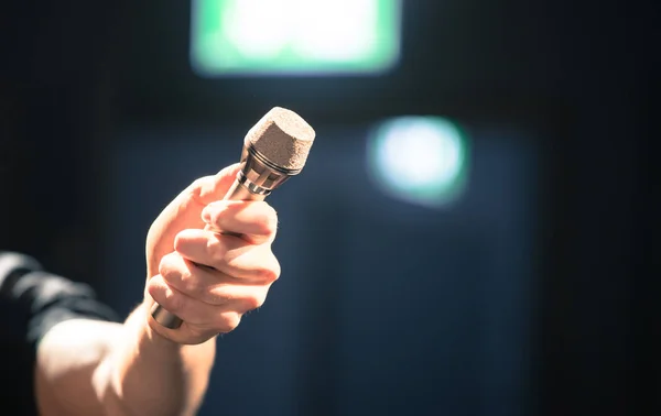 Kişi Metal Bir Mikrofon Tutuyor Birisi Röportaj Uzay Kopyalamak Istiyor — Stok fotoğraf