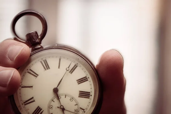Tempo Passa Homem Está Segurando Relógio Vintage Sua Mão Busine — Fotografia de Stock