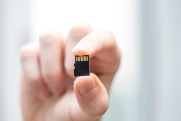 Junger Mann Hält Winzige Speicherkarte Der Hand — Stockfoto