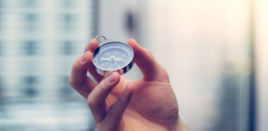 Pusula elinde, kesme holding ile genç serbest meslek