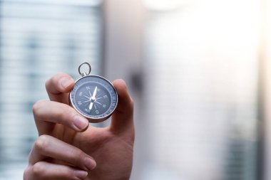 Pusula elinde, kesme holding ile genç serbest meslek