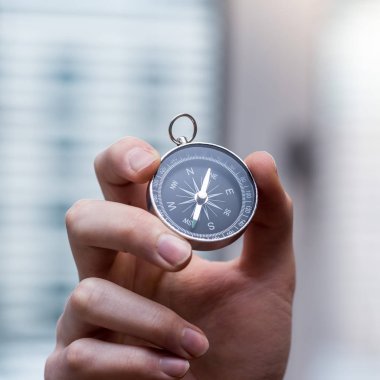 Pusula elinde, kesme holding ile genç serbest meslek