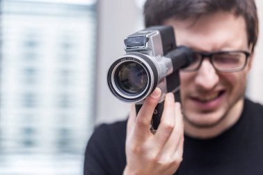 Film yapımcısı yapıyor bir film, vintage eski film kamera