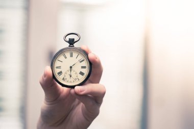 Zaman geçiyor: adam elinde busine bir vintage seyretmek holding