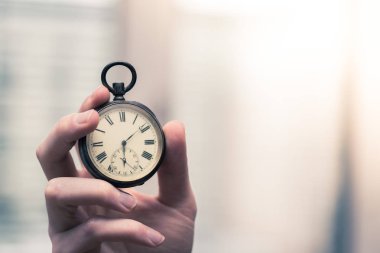 Zaman geçiyor: adam elinde busine bir vintage seyretmek holding