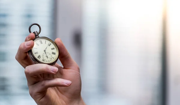 Tempo Passa Homem Está Segurando Relógio Vintage Sua Mão Busine — Fotografia de Stock