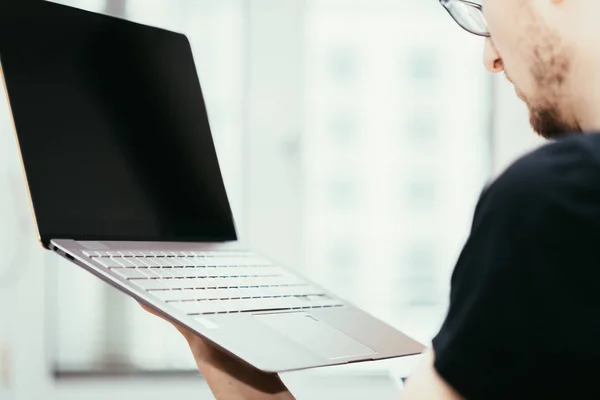 Joven Freelancer Camisas Negras Sostiene Ultrabook Muy Delgado Elegante —  Fotos de Stock