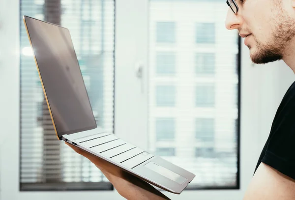 Joven Freelancer Camisas Negras Sostiene Ultrabook Muy Delgado Elegante — Foto de Stock