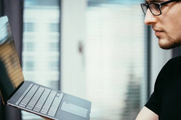 Joven Freelancer Camisas Negras Sostiene Ultrabook Muy Delgado Elegante — Foto de Stock