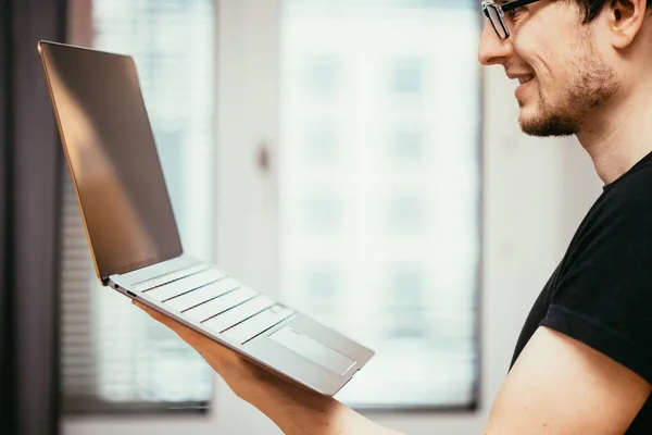 Jovem Freelancer Camisas Pretas Segura Ultrabook Muito Fino Elegante — Fotografia de Stock