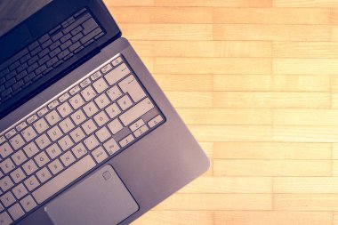 Kesme metin alanı olan ahşap zemin üzerinde modern dizüstü klavye