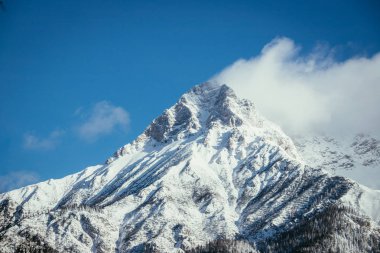 Epik karlı dağ tepe bulutlu kış, peyzaj, Alpler, Avusturya