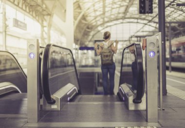 Bir tren istasyonunda seyyar sahne: genç kız ve bir merdiven