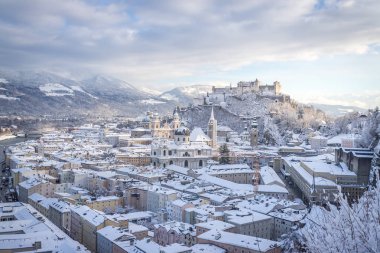Kışın Salzburg Panoraması: Karlı tarihi merkez, güneş ışığı
