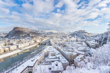 Kışın Salzburg Panoraması: Karlı tarihi merkez, güneş ışığı