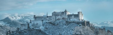 Kışın Hohensalzburg Kalesi, karlı