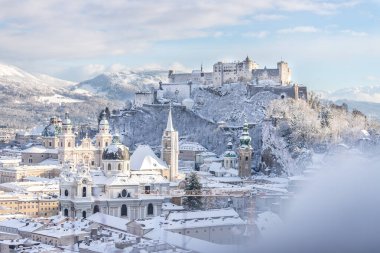 Kışın Salzburg Panoraması: Karlı tarihi merkez, güneş ışığı